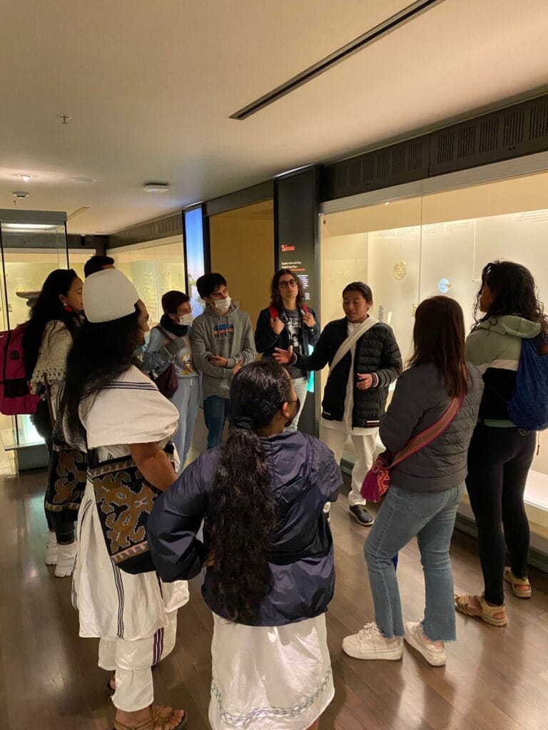 Visita guiada al Museo del Oro Tairona por relator indígena