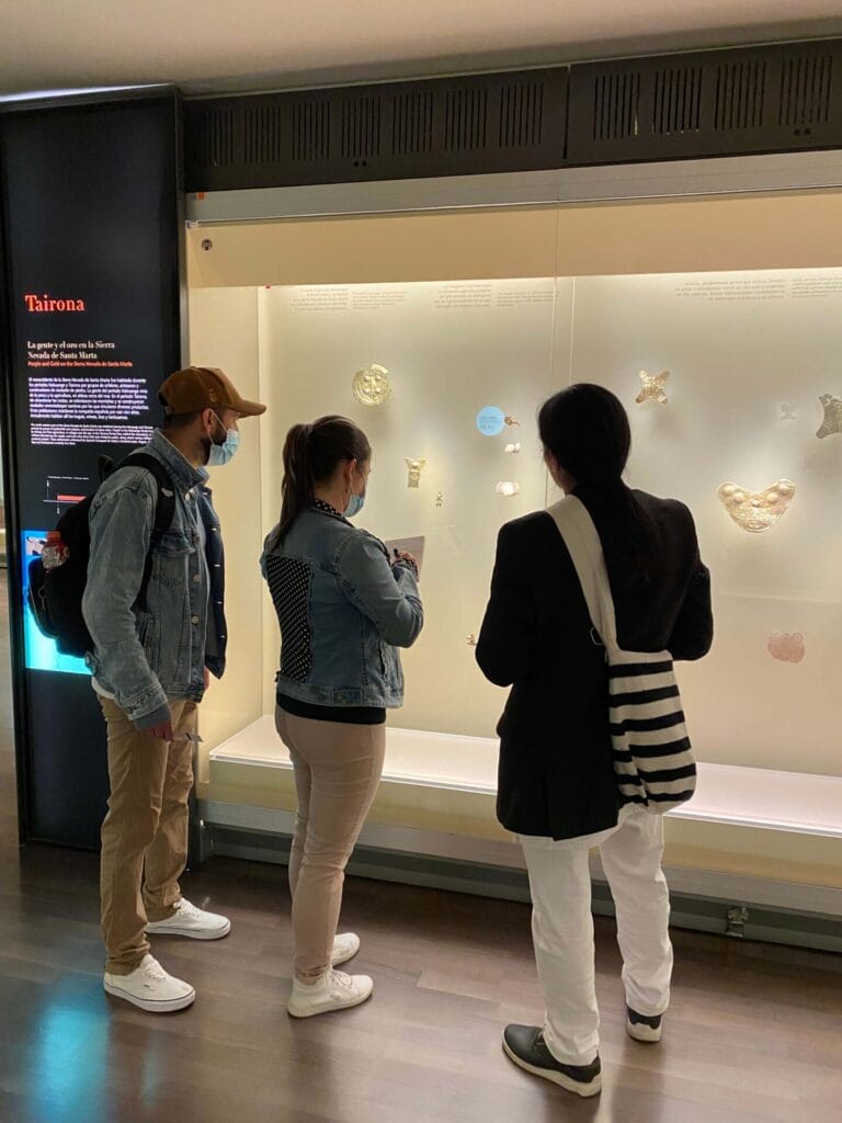 Visita guiada al Museo del Oro Tairona por relator indígena