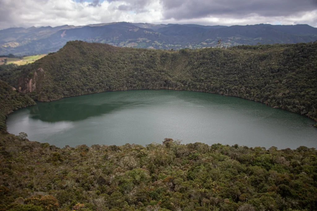 Laguna el cacique Guatavita con relator indígena Muisca
