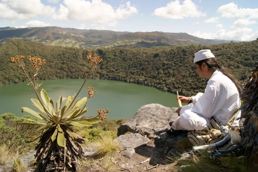 Laguna el cacique Guatavita con relator indígena Muisca