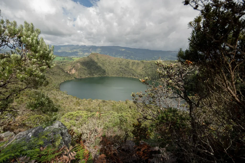 Laguna el cacique Guatavita con relator indígena Muisca